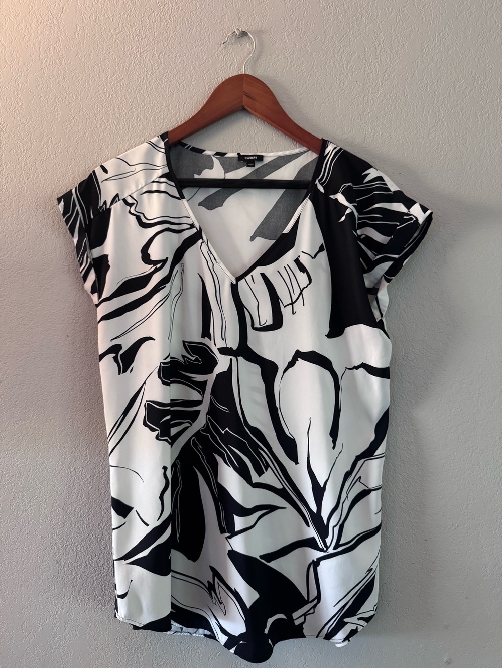 Express Black & White Floral V-Neck Women’s Top